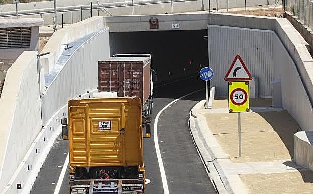 Camiones circulan por el paso inferior de la V-30.