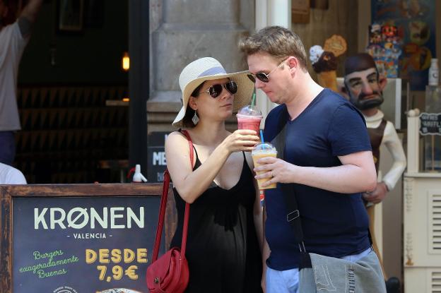 Una pareja se refresca, ayer, en Valencia. 