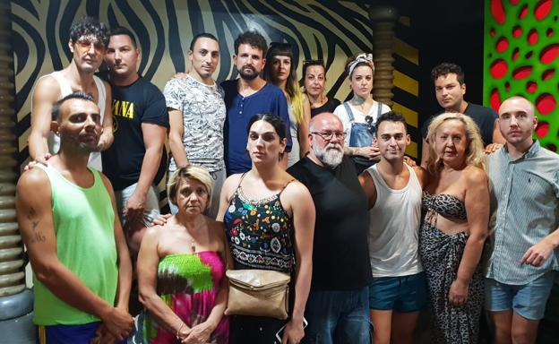 Personajes y referentes del colectivo LGBTI local se reunieron ayer para preparar el funeral. 