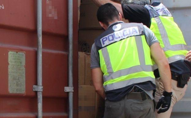 Agentes de la Policía Nacional acceden al interior de un contenedor.