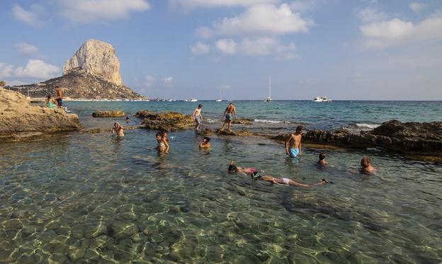 Un día de verano en los baños de la reina de Calpe. 