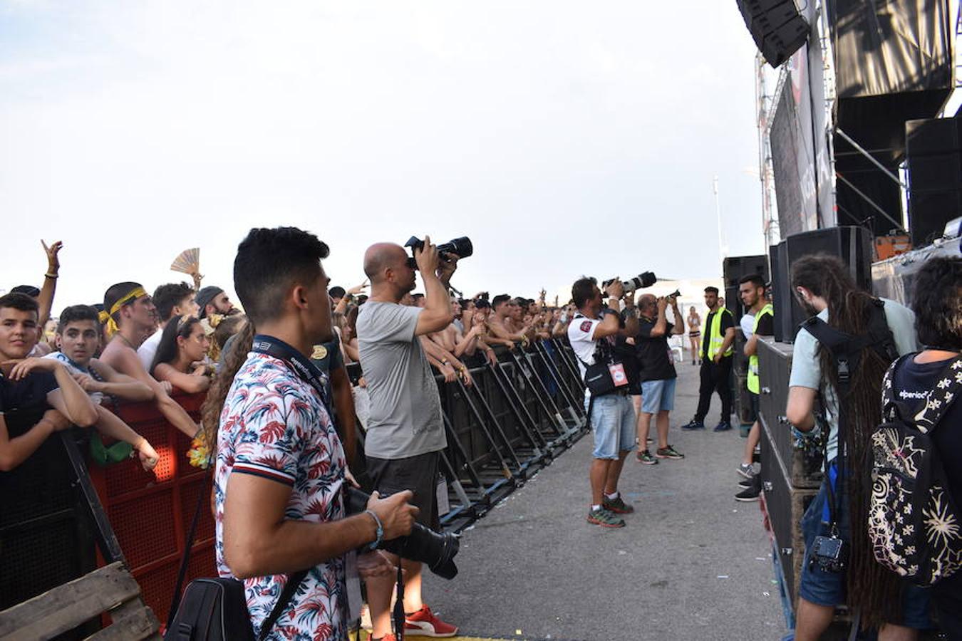 Y tampoco eximen, claro, que los profesionales del evento se pongan manos a la obra para que todo salga perfecto. Más allá de la música, los 'instastories' y el cerveceo, este tipo de concentraciones musicales requieren todo un equipo detrás para que el artista logre brillar ante su público. Una parte tan fundamental como interesante, que nunca se suele ver ni tener en cuenta. 