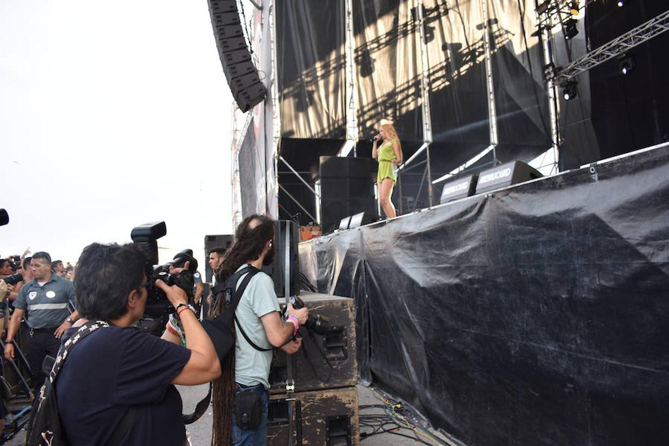 Porque aunque muchos piensan que son unos afortunados por ver desde ahí el concierto, solo pueden disparar sus cámaras durante las tres primeras canciones de la actuación. 