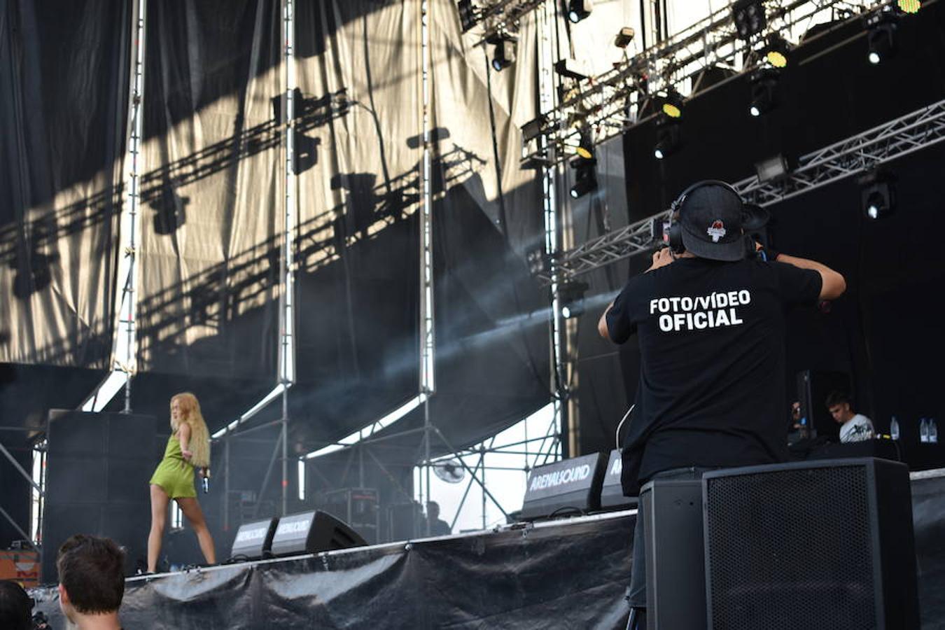 Nada que ver con la realidad, claro. En el escenario -y bajo él- hay decenas de personas trabajando para que todo salga perfecto, un submundo que pasa desapercibido y que vive el festival desde otro punto de vista. Como suele decirse: luces, cámara y acción. 