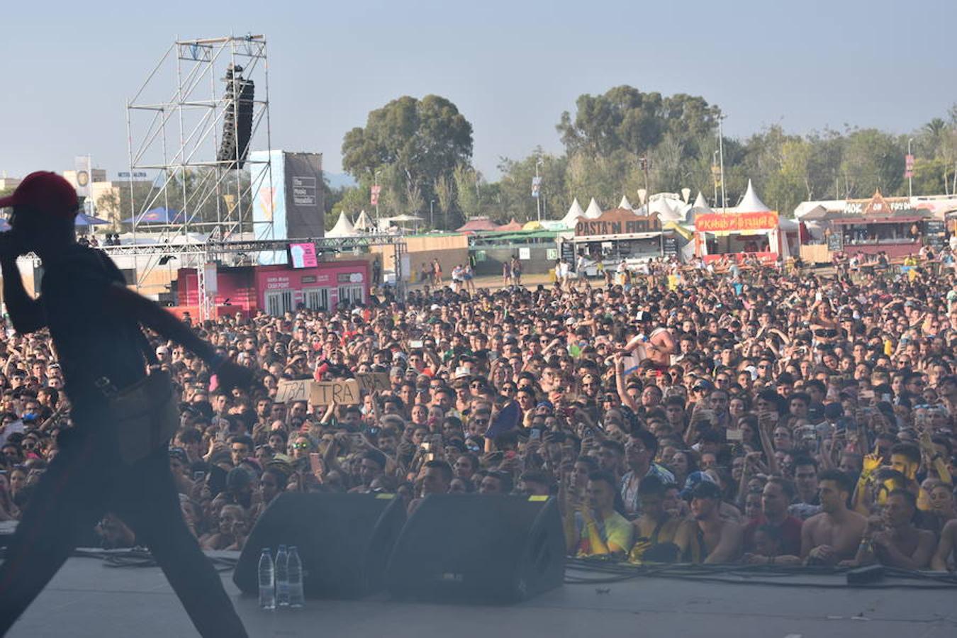 Aunque desde abajo parezca imposible, banderas y carteles se leen perfectamenre desde arriba del escenario, donde los artistas pueden percibir a la perfección las preferencias del público.