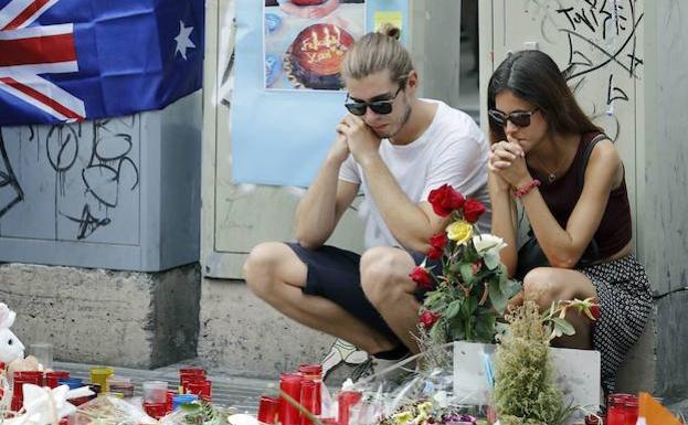 Flores y velas en recuerdo a los fallecidos en los atentados. 