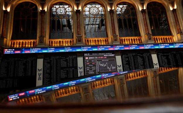 El Ibex-35 cae, pero mantiene los 9.700, atento a la guerra comercial