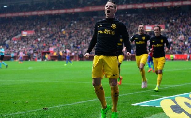 Kevin Gameiro celebra un gol con el Atlético de Madrid.