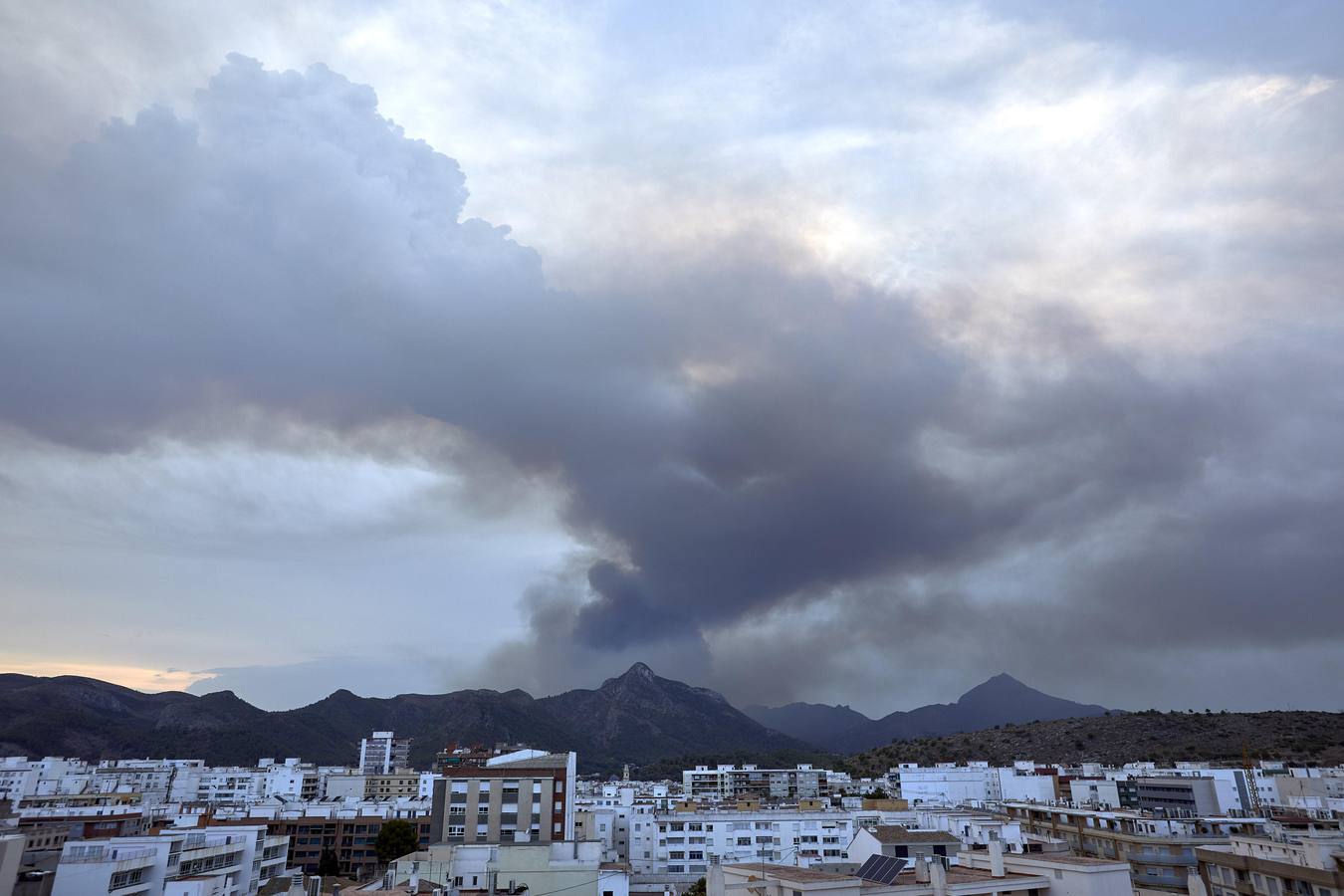 El humo sobre los términos de Llutxent y Pinet, visto desde Gandia. El incendio declarado en Llutxent ha obligado a desalojar a 2.500 personas de urbanizaciones de Gandia y Barx, como medida preventiva por el humo