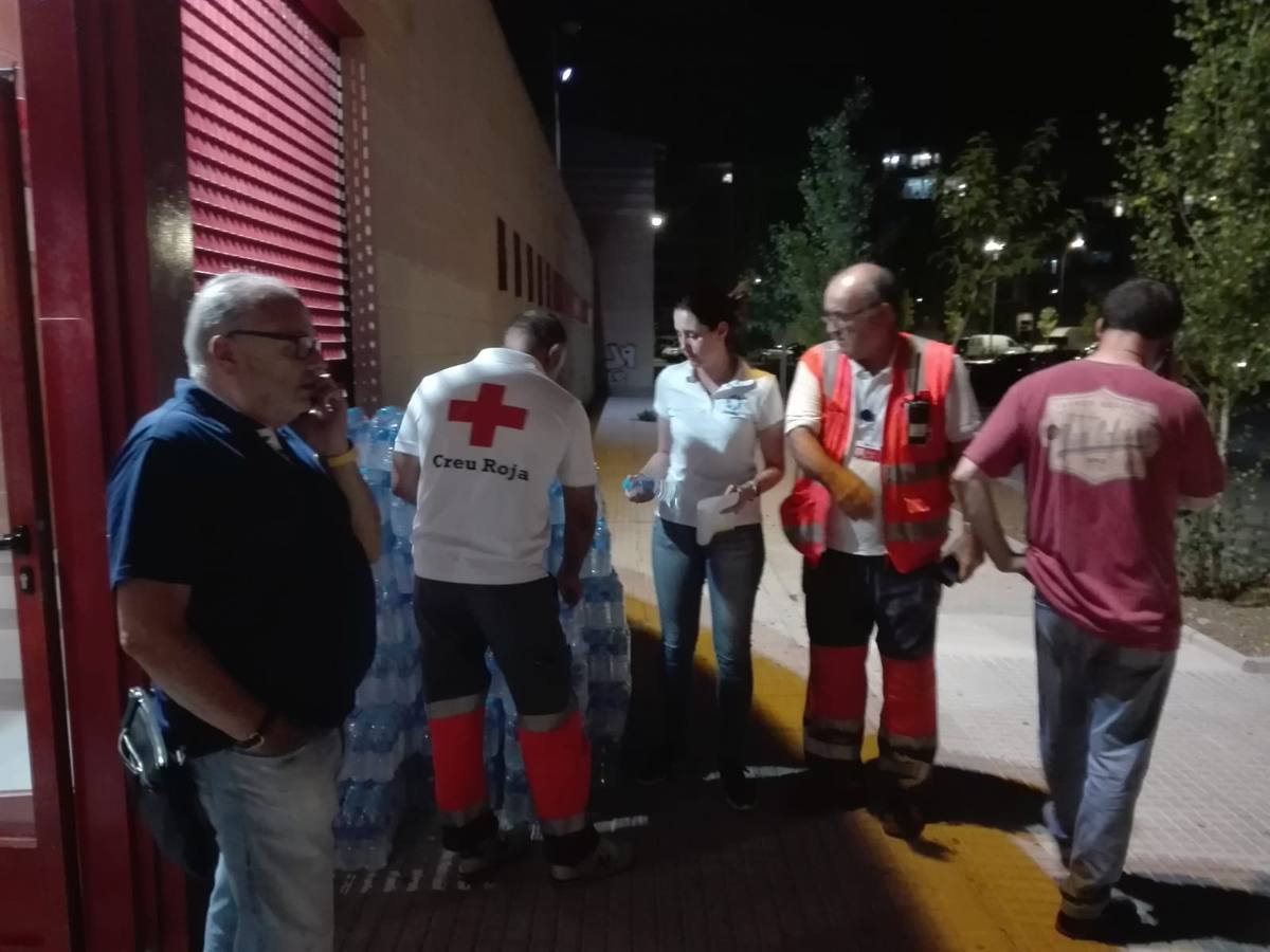 120 personas han sido desalojadas en zonas próximas al incendio y realojadas en un polideportivo de Gandia. El incendio declarado en Llutxent ha obligado a desalojar a 2.500 personas de urbanizaciones de Gandia y Barx, como medida preventiva por el humo.