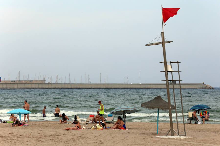 Fotos: La playa de Pinedo, cerrada al baño