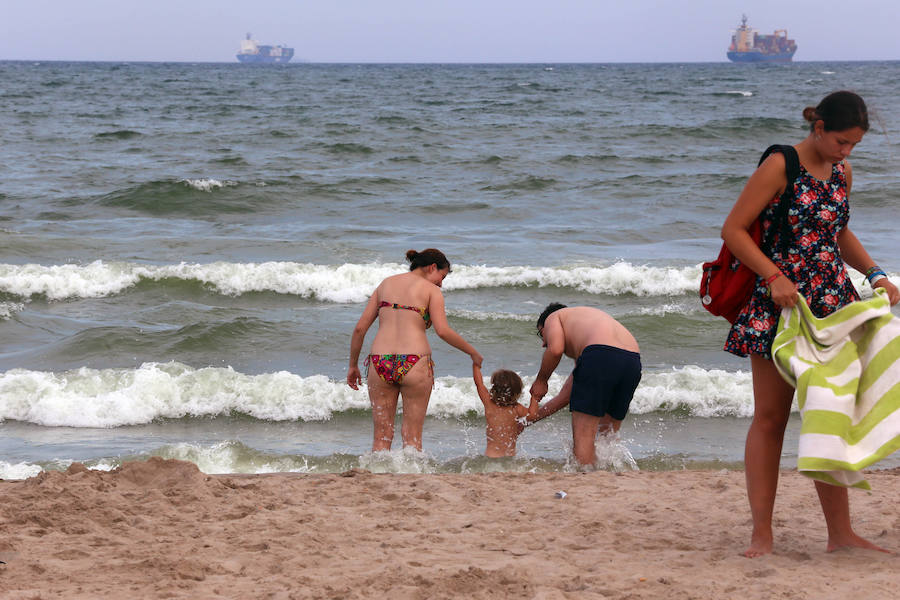 Fotos: La playa de Pinedo, cerrada al baño