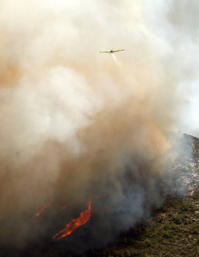 Medios aéreos combaten las llamas del incencio forestal de Llutxent