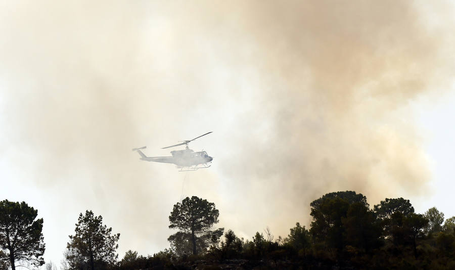 Medios aéreos combaten las llamas del incencio forestal de Llutxent.