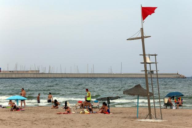 La playa de Pinedo, ayer con la bandera roja izada. 