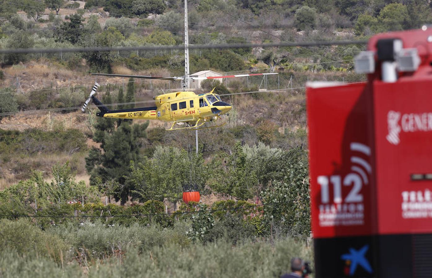 Más de 600 efectivos terrestres para tratar de sofocar el incendio forestal de Llutxent