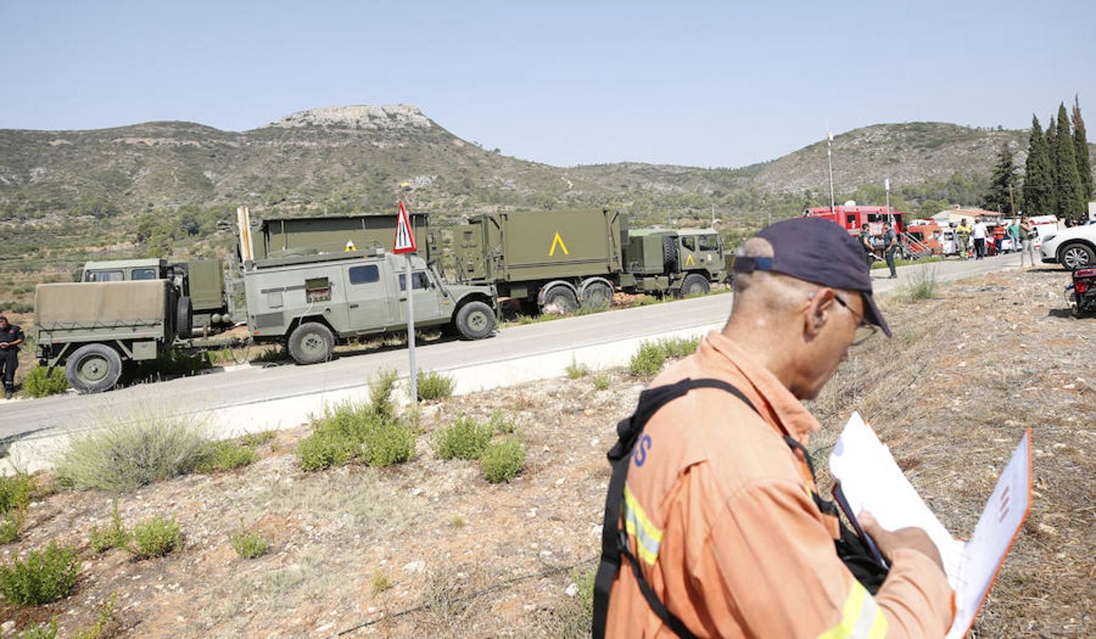 Más de 600 efectivos terrestres para tratar de sofocar el incendio forestal de Llutxent