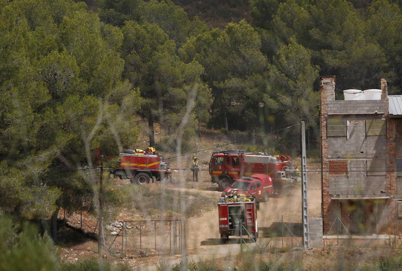 Más de 600 efectivos terrestres para tratar de sofocar el incendio forestal de Llutxent