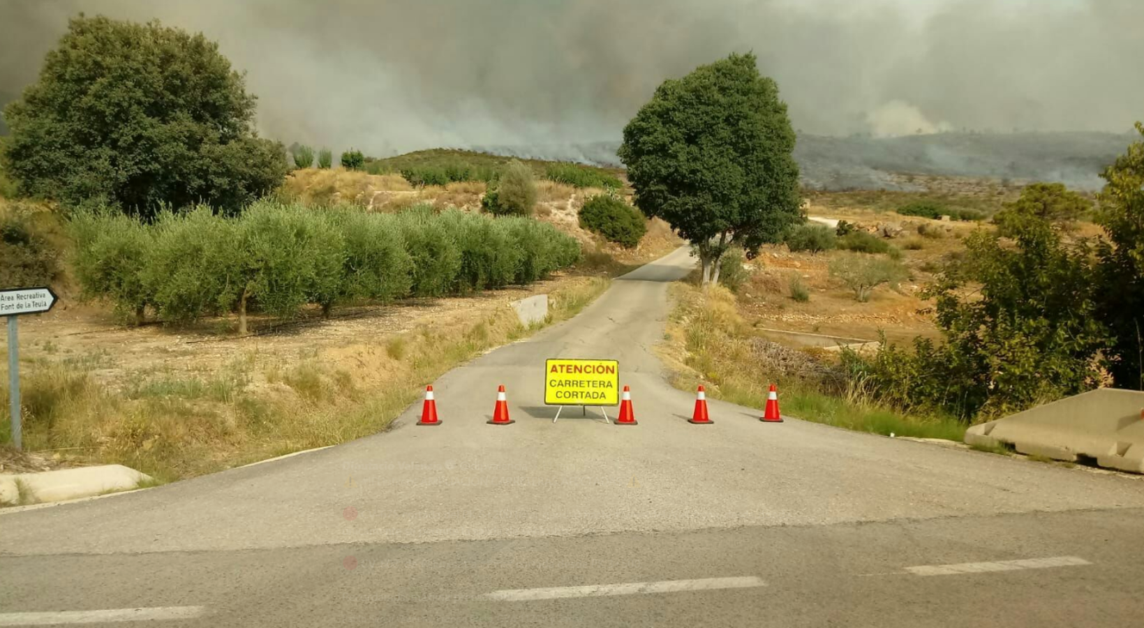 Carreteras cortadas debido al incendio.