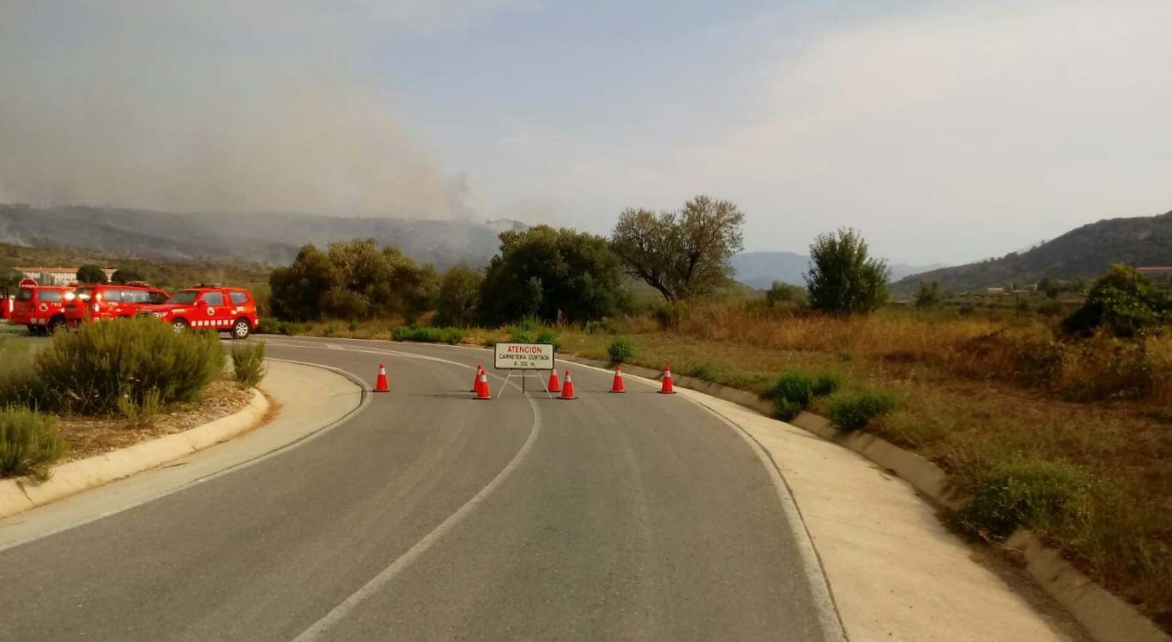 Carreteras cortadas debido al incendio.