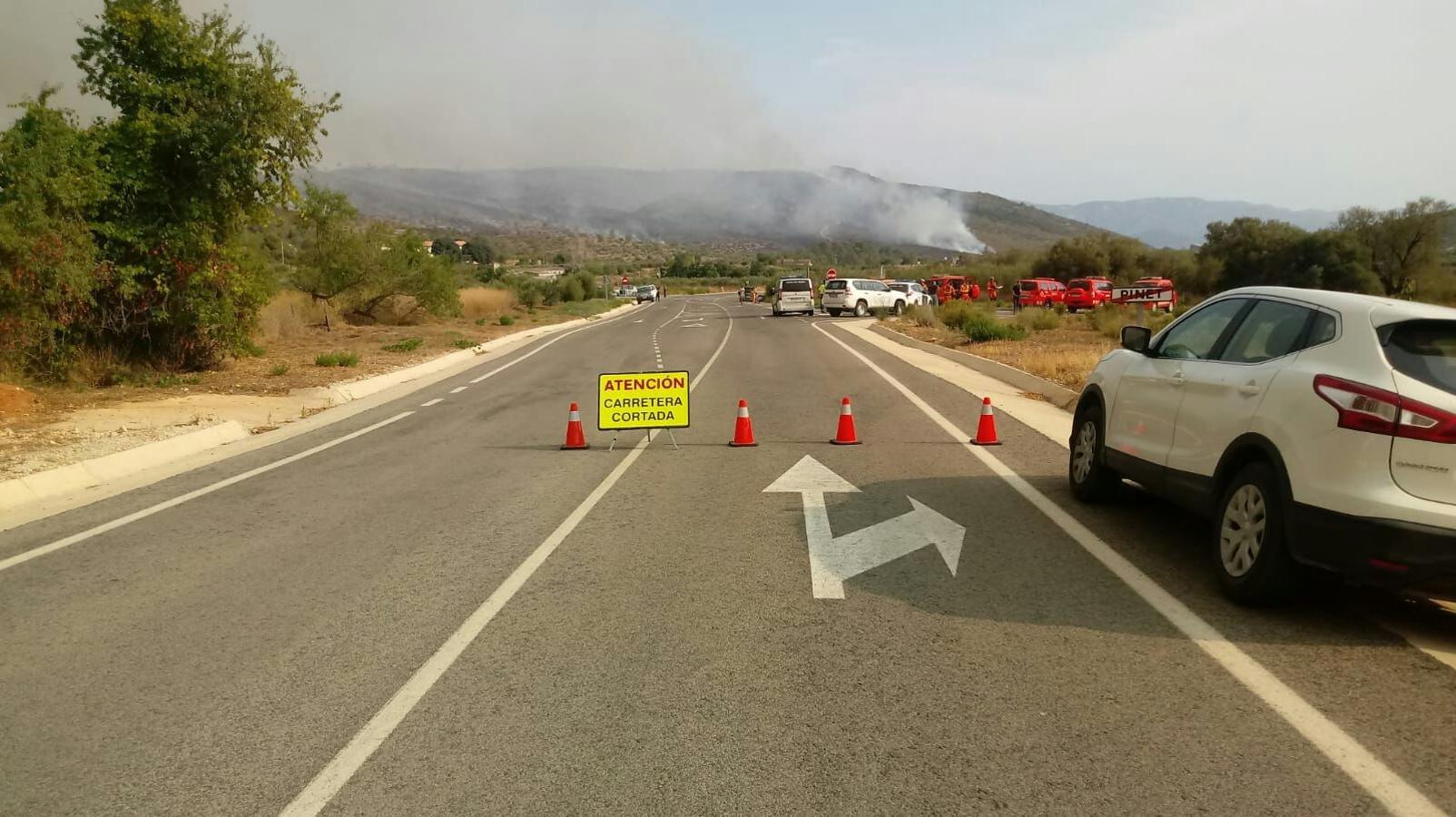 Carreteras cortadas a causa del incendio.