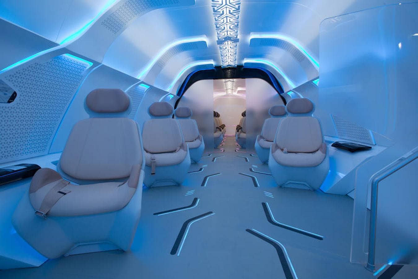 Designworks, la consultora creativa global del grupo BMW, ha trabajado junto a Virgin Hyperloop One para crear el prototipo de cápsula del futuro hyperloop de Dubai.