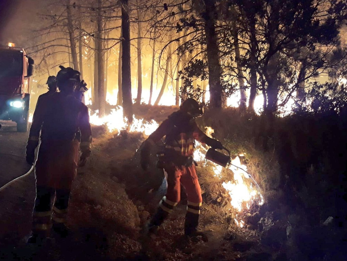 Efectivos en la zona del incendio.