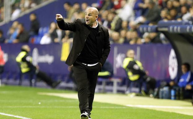 Paco López da instrucciones durante el partido.