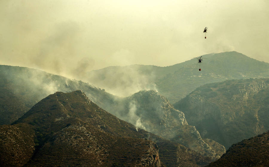 Medios aéreos combaten las llamas de los dos frentes abiertos, en la tarde del martes, en el incencio forestal de Llutxent.