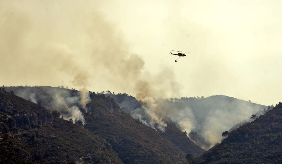 Medios aéreos combaten las llamas de los dos frentes abiertos, en la tarde del martes, en el incencio forestal de Llutxent.