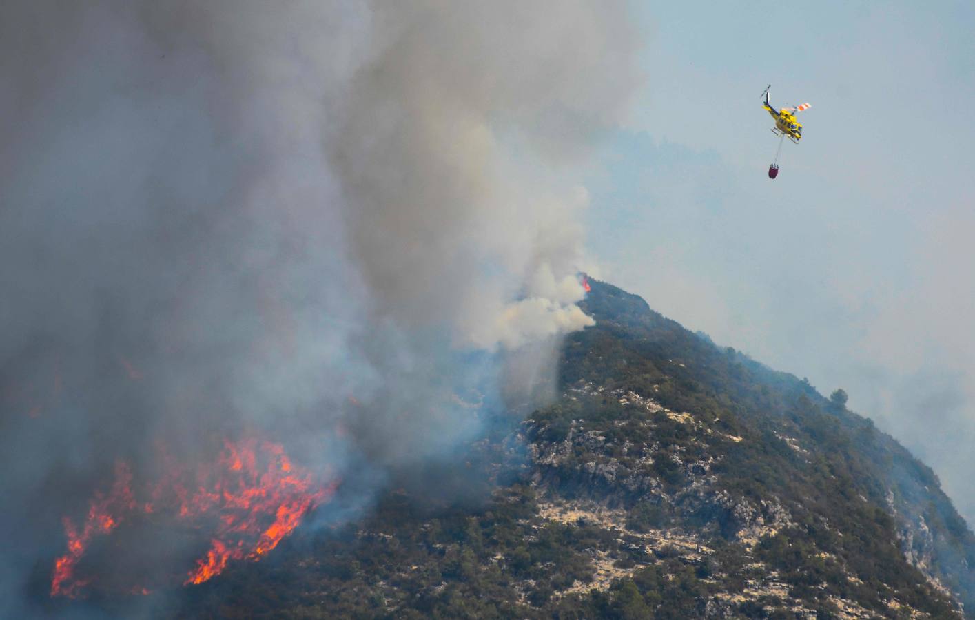 Medios aéreos combaten las llamas de los dos frentes abiertos, en la tarde del martes, en el incencio forestal de Llutxent.