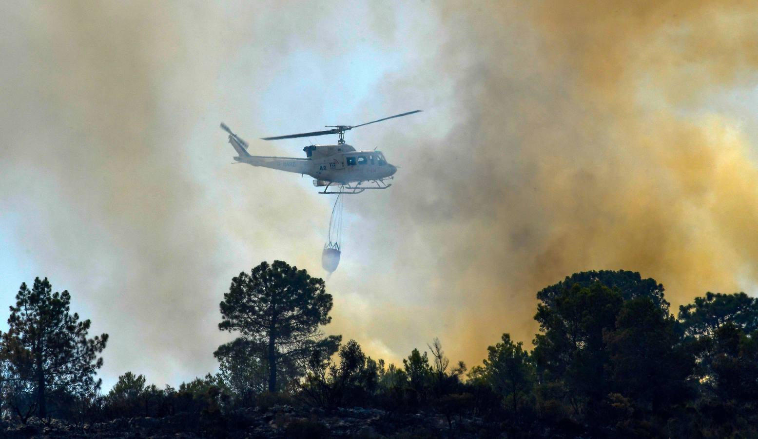 Medios aéreos combaten las llamas de los dos frentes abiertos, en la tarde del martes, en el incencio forestal de Llutxent.