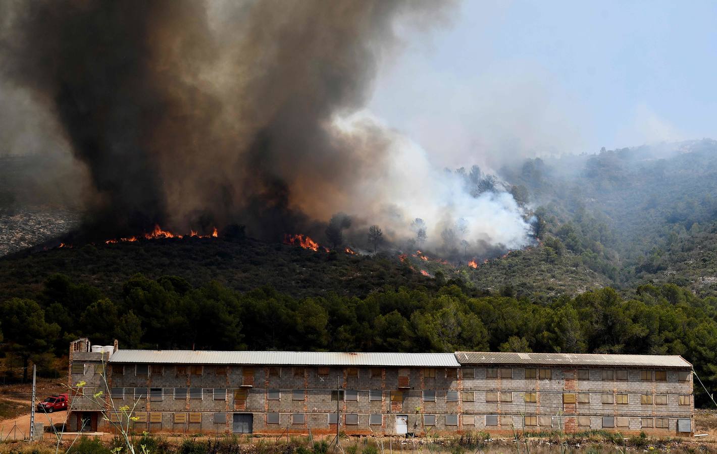 Medios aéreos combaten las llamas de los dos frentes abiertos, en la tarde del martes, en el incencio forestal de Llutxent.