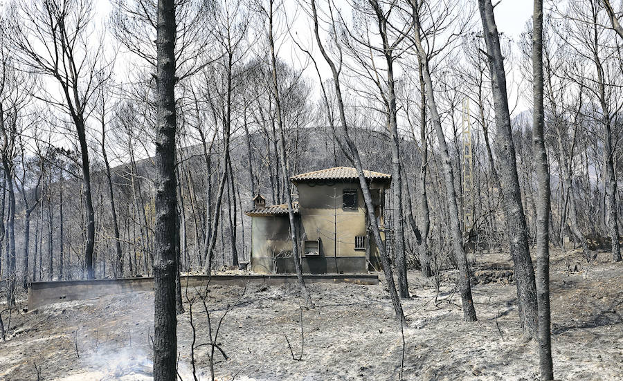 Otra de las viviendas afectadas por el incendio forestal de Llutxent, en la zona de la Marxuqera (Gandía)