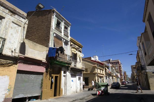 Una calle del Cabanyal pendiente de reurbanizar, el pasado junio. 