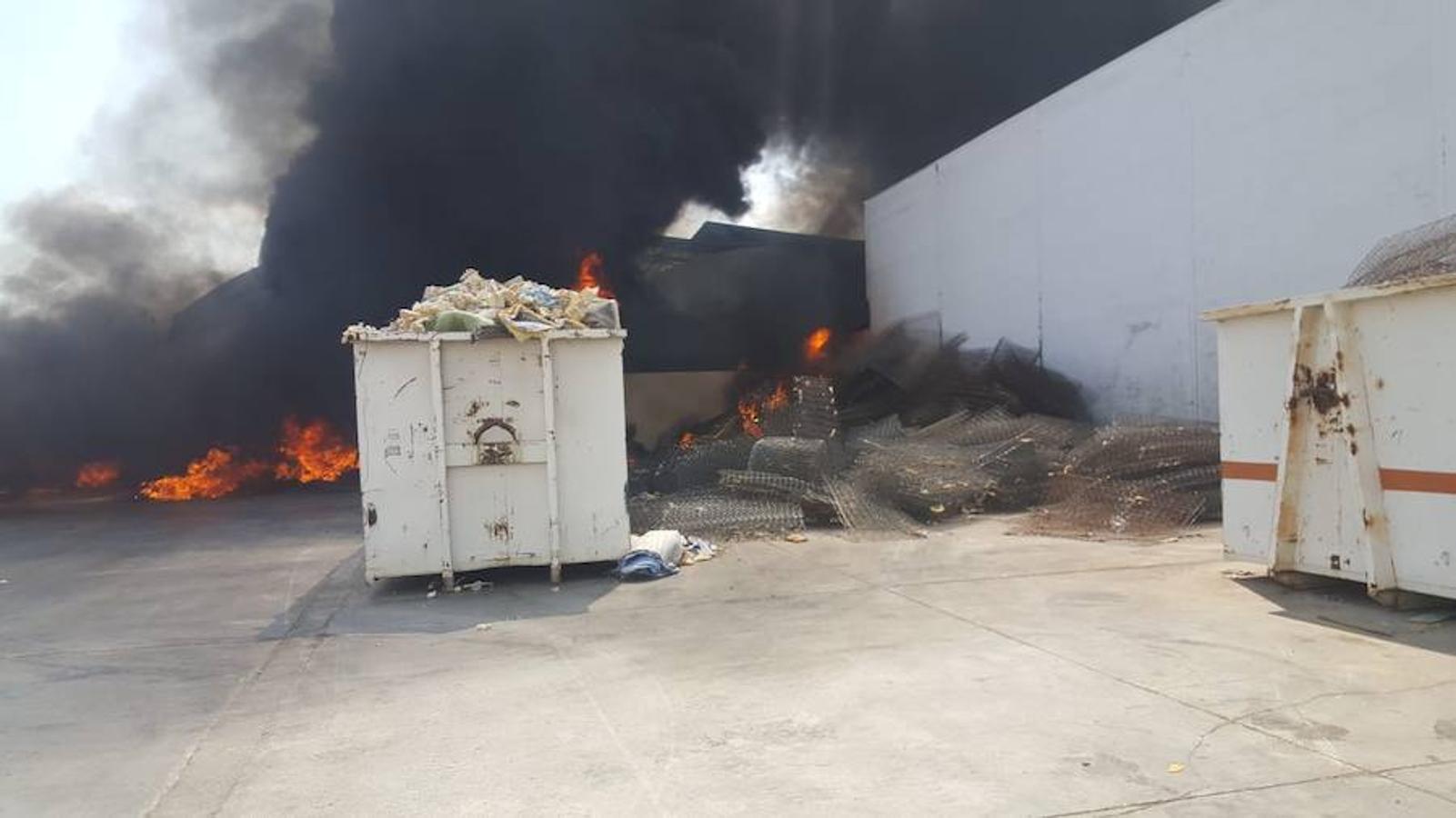 Fotos: Arde una empresa de reciclaje en el polígono industrial en Alboraya