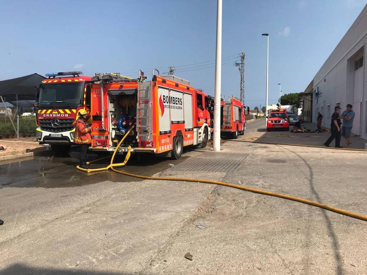 Fotos: Arde una empresa de reciclaje en el polígono industrial en Alboraya