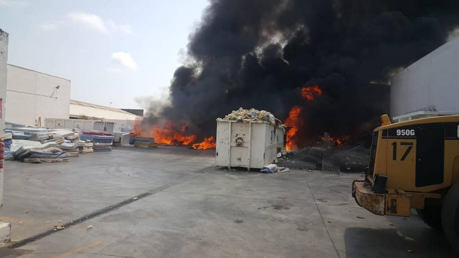 Fotos: Arde una empresa de reciclaje en el polígono industrial en Alboraya