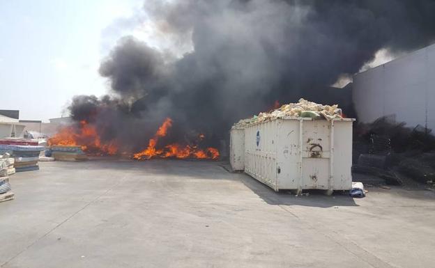 Un contenedor lleno de colchones provoca un incendio en Alboraya.