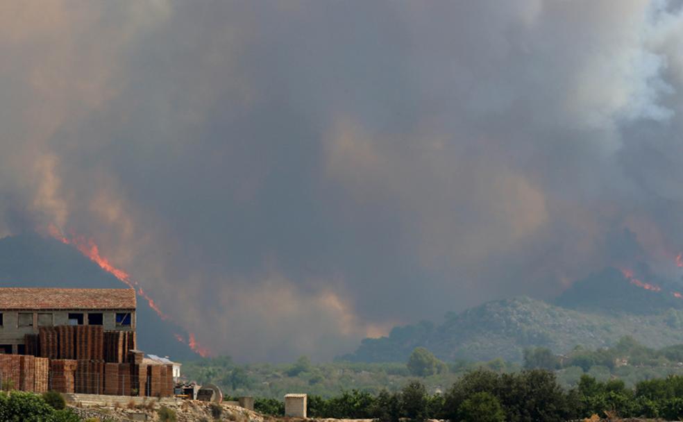 El fuego en uno de los frentes abiertos del incendio de Llutxent.