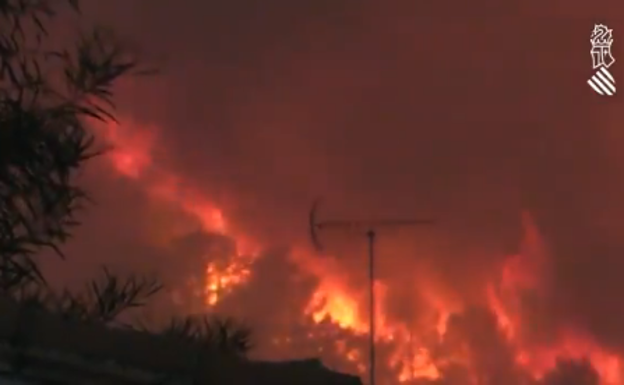 El fuego obliga a desplazar el puesto de mando del incendio de Llutxent