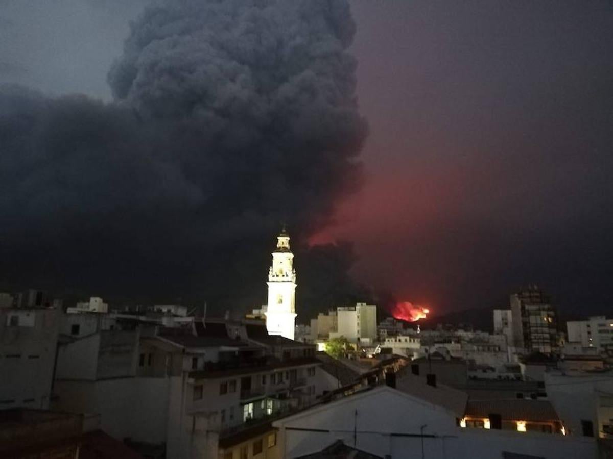 El incendio amenazaba este martes por la noche las casas de algunas urbanizaciones de Llutxent.