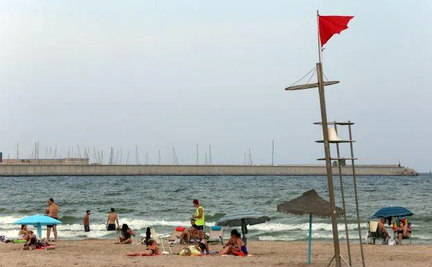 Playa de Pinedo con la bandera roja.