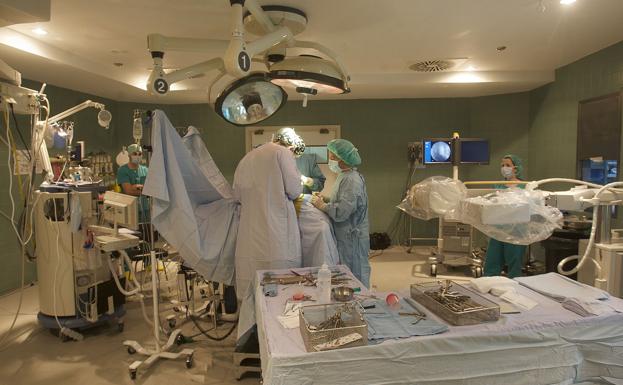 Operacion en quirofano.
