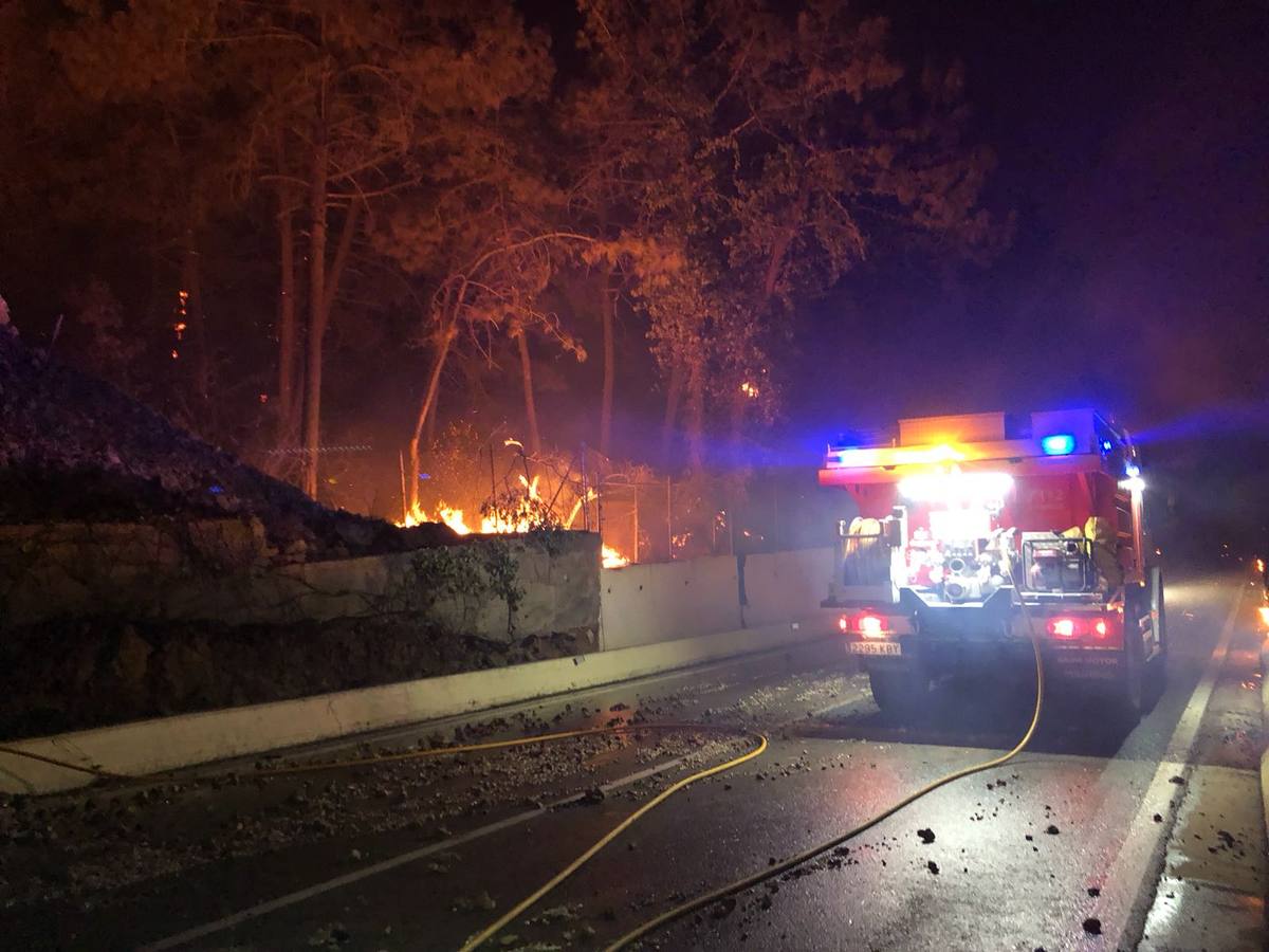 El incendio de Llutxent, en la zona de Barx, el martes por la noche.