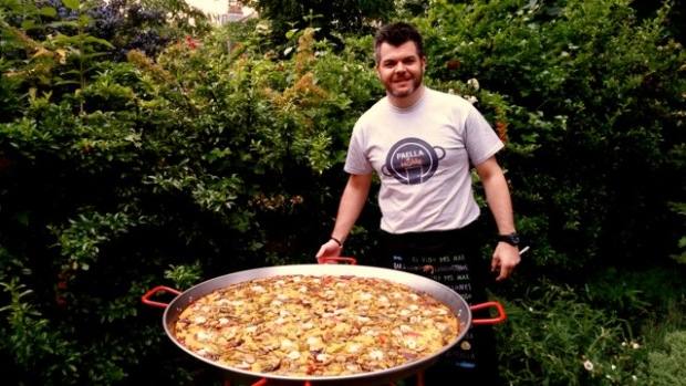 Antonio Casado es el creador de 'Paella at home', una idea que ha gustado a los británicos y ha permitido a este músico de Alcalá de Guadaíra vivir en Londres.