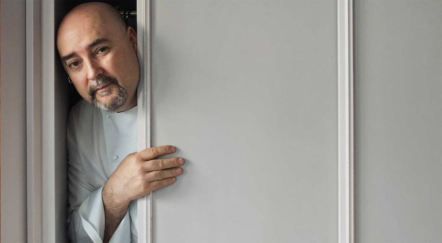 Alberto Herráiz se ha convertido, gracias a su restaurante Fogón en París, en el rey de la paella vanguardista haciendo arroces al revés e incluso paellas dulces. Ha escrito un libro no apto para puristas de la paella. 