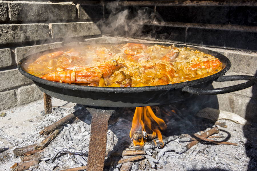 Como en casa no se come en ninguna parte pero dejando de lado los prejuicios se puede intentar probar cómo se cocinan algunos platos típicos de cada zona en otras partes del mundo. La paella es universal y muy estimada en casi todos los países. ¿Hay sitios recomendables para tomarla si viajamos fuera de España?