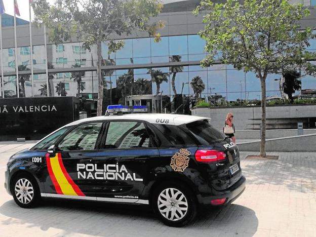 Una patrulla de la Policía Nacional, ayer, ante el hotel de Valencia.