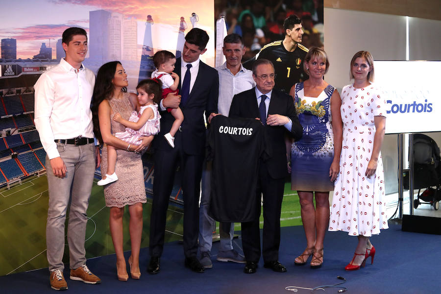 El belga ha sido presentado en el palco de honor del Santiago Bernabéu como nuevo portero del Real Madrid. A continuación ha pisado el césped con su nueva camiseta. 